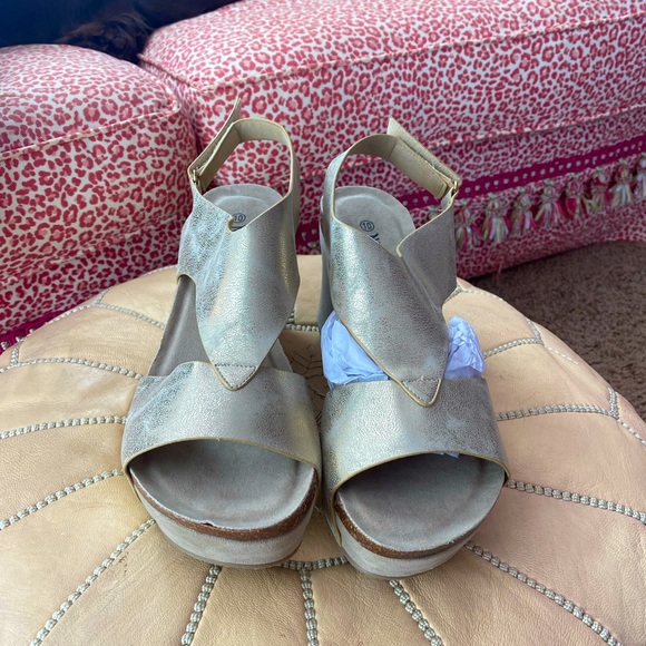 NWT Nature Breeze Wedge in Gold Sz 10 - Picture 3 of 6